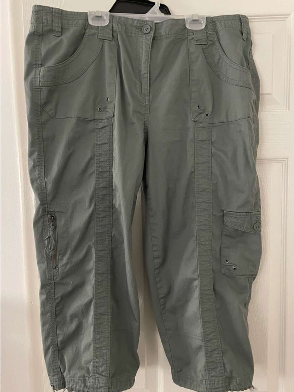 Casual Utility Cargo Capris in Olive Green